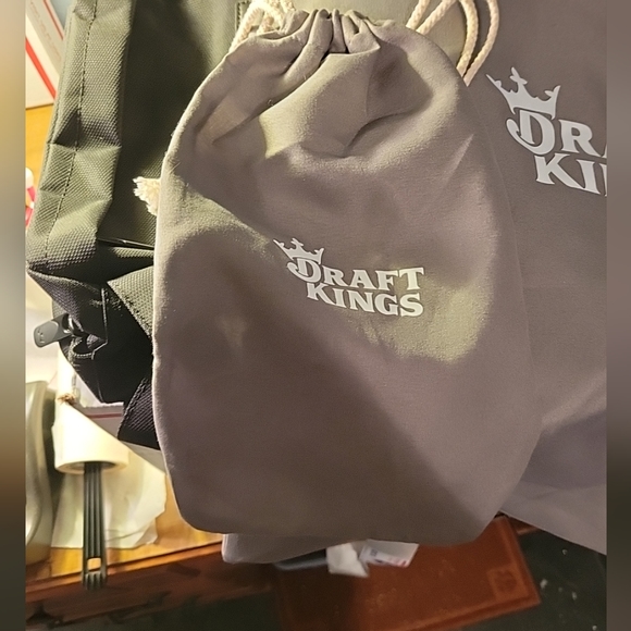NewDraft Kings adjustable travel bag. With 2 drawstring bags and a toiletry bag. - Picture 3 of 6
